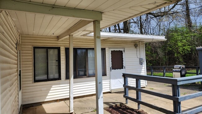 Building Photo - Three bedroom 1.5 house available for rent May 1 2026!