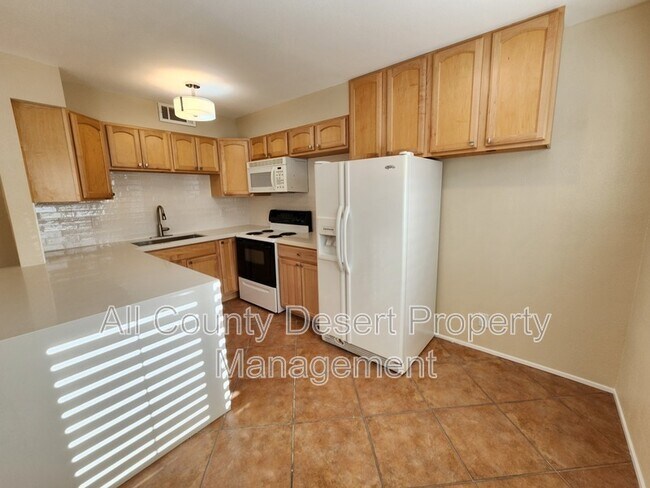 Building Photo - 760 E Cottonwood Rd