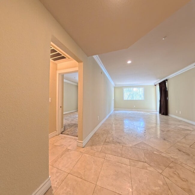 Building Photo - 220 E Flamingo Rd