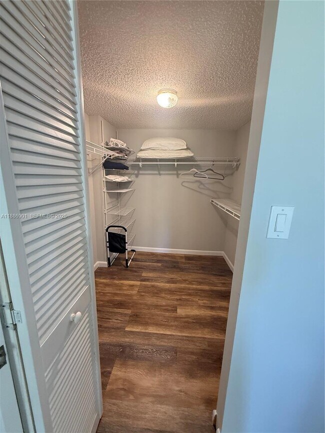 Building Photo - 1627 Riverview Rd