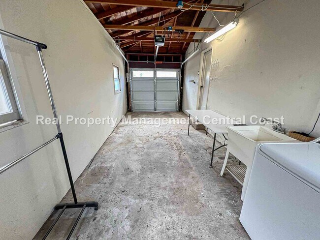 Building Photo - AVAILABLE NOW - Charming Shell Beach Home ...