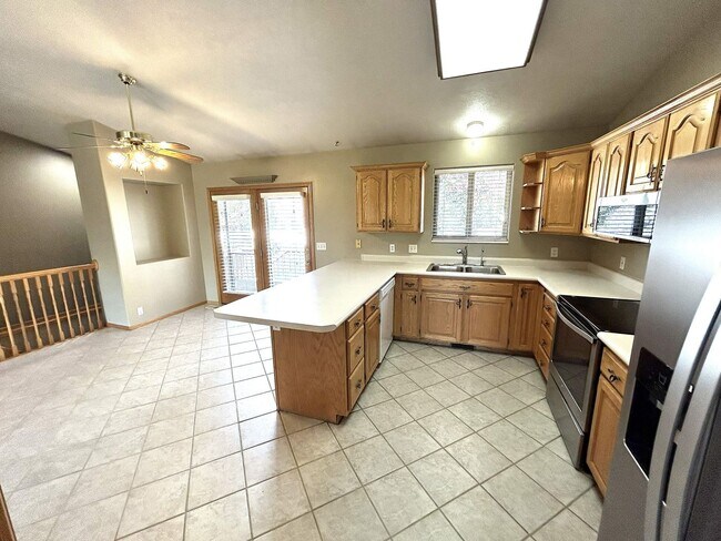 Building Photo - 5 BD 3 BA 2900 sq ft HOME IN DRAPER.