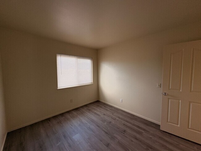 Building Photo - 4 Bed, 2.5 Bath in Rialto!