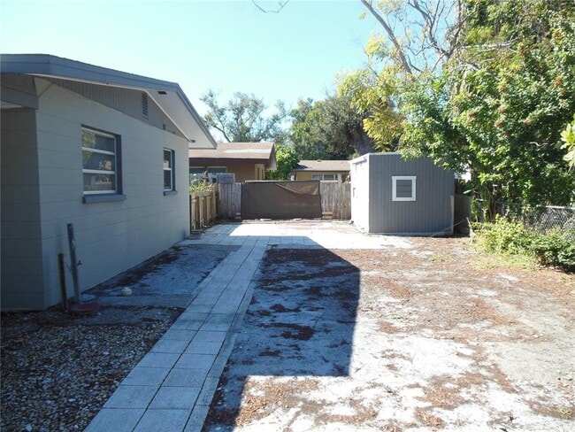 Building Photo - 2204 20th Ave W