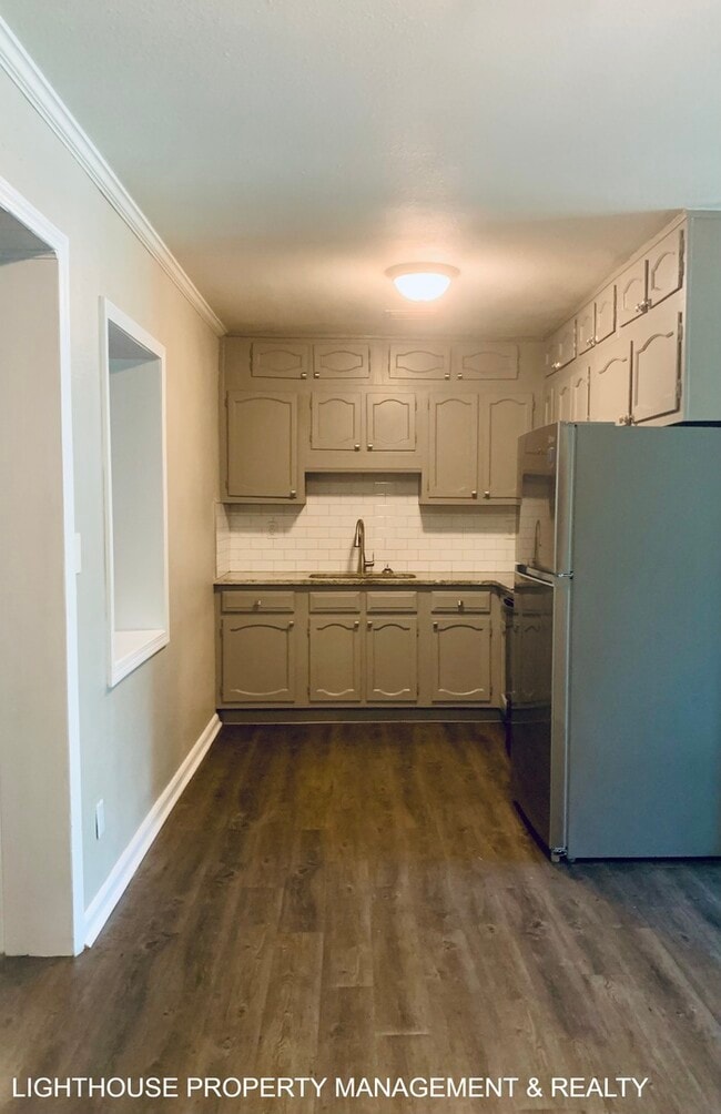 Building Photo - Large 4 Bed/2 Bath House with Carport & Fe...