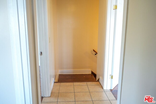 Building Photo - 1353 W 49th St