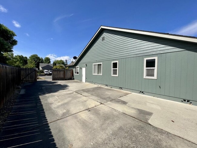 Building Photo - 112 Wagon Wheel Dr