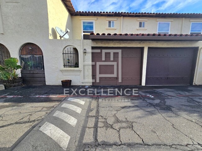 Building Photo - Spacious 2/2.5 Townhouse with 1 Car Garage...