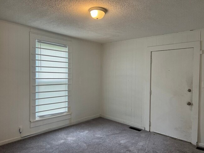 Building Photo - 2 bedroom 1 bath house