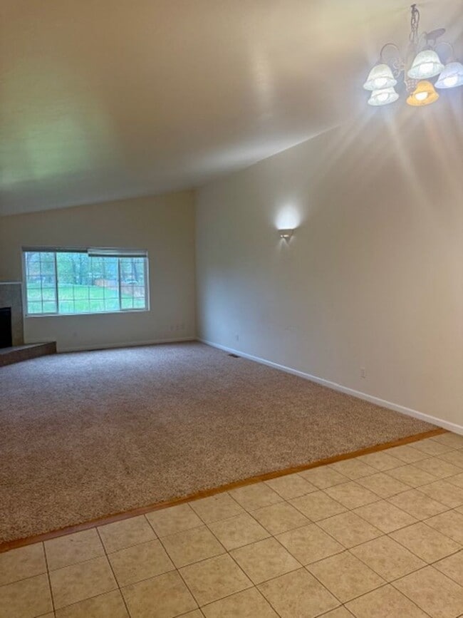 Building Photo - Spacious 4 Bed / 3 Bath Duplex on 1 Acre –...