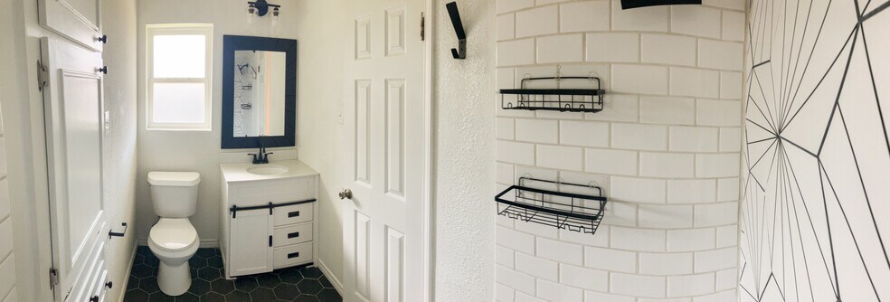 en suite bathroom - 6403 Espana Dr