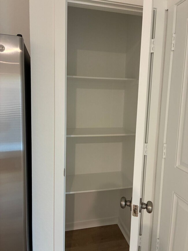 Building Photo - 1406 Manor Ct