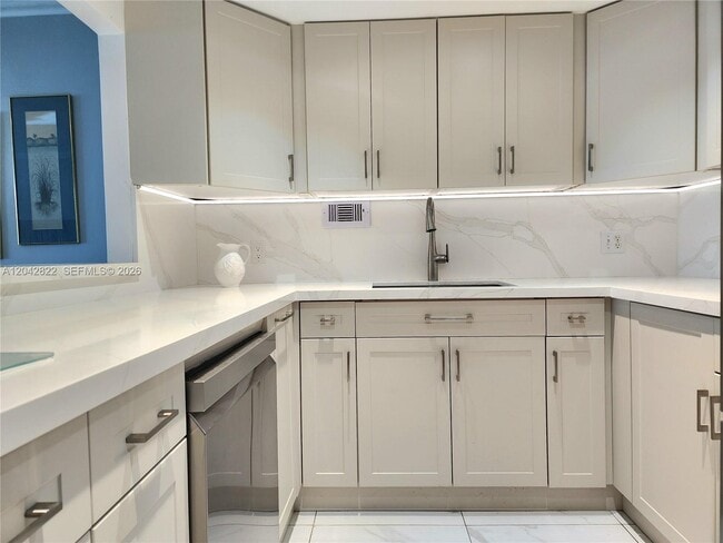 Building Photo - 3505 S Ocean Dr