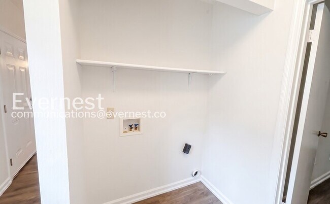 Building Photo - 2 Bed/1.5 Bath Home with Off-Street Parking / Pet-Friendly / Available Now!