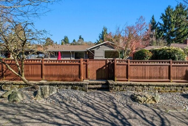 Building Photo - Elegant and Spacious Air-Conditioned Lincoln Park Rambler