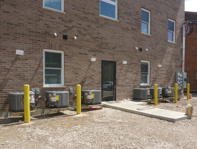 Building Photo - 9522 S 53rd Ave