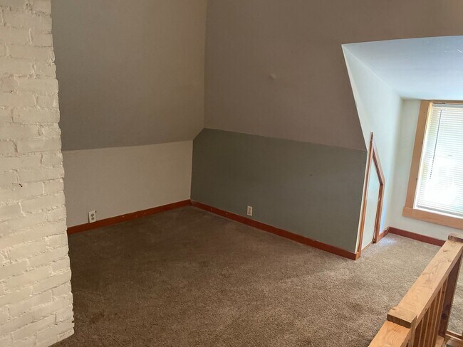 Building Photo - Off Street Parking on Park Ave-Available A...