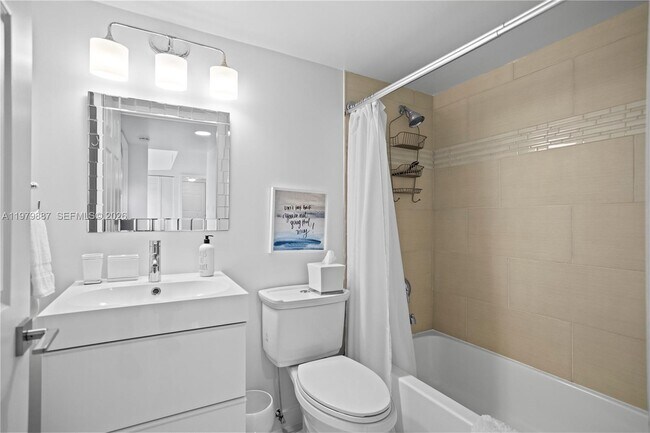 Building Photo - 529 E Sheridan St