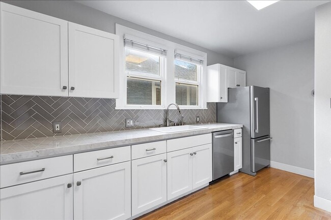 Building Photo - 1434 Paru St