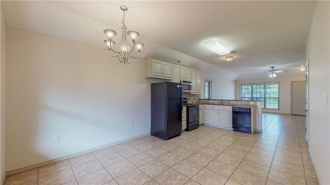 Building Photo - 115 Richards St