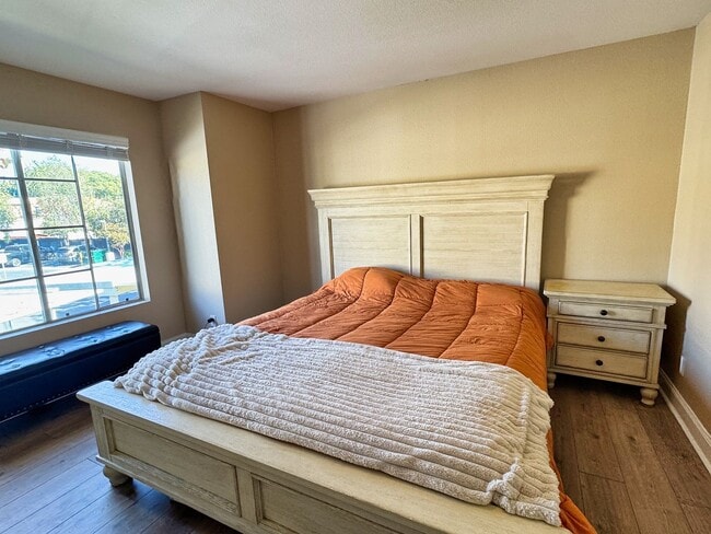 Building Photo - Beautiful and Bright 2-Bedroom Condo