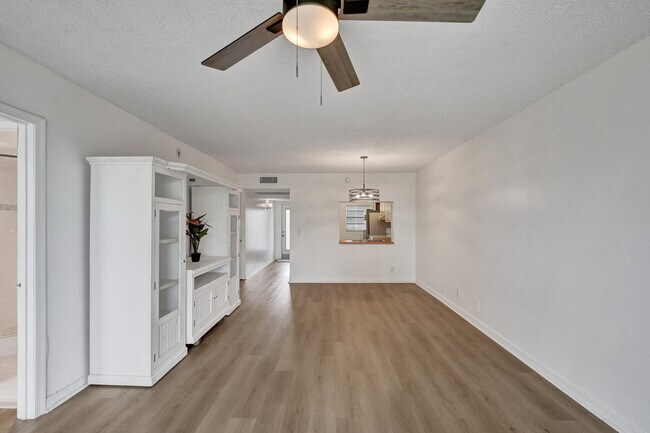 Building Photo - 9470 Poinciana Pl