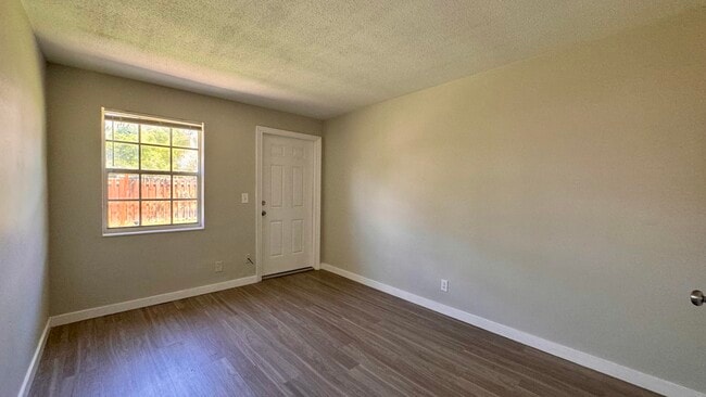 Building Photo - 141 NE 6th Ave