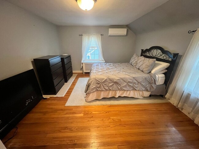 Building Photo - Beautiful, Single Family Colonial for Rent in Springfield!