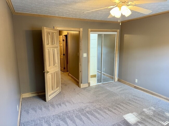 Building Photo - 1616 Spring Valley Dr