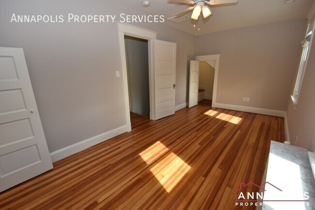 Building Photo - 209 Claude St