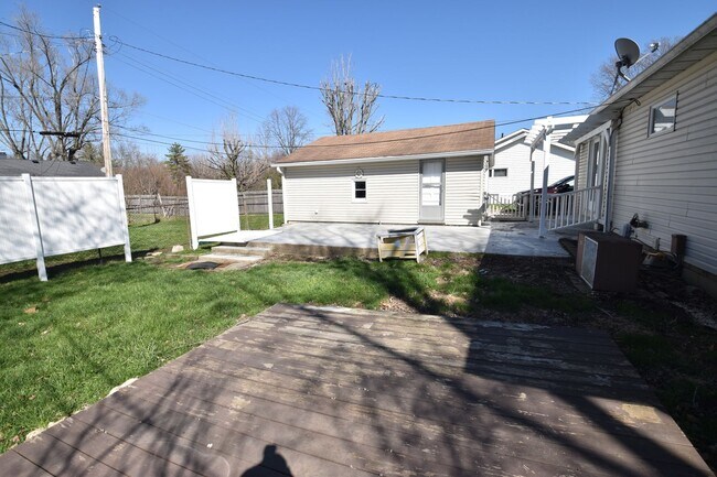 Building Photo - 3 Bedroom 2 Full Bath Home in Greenfield, Fenced Yard