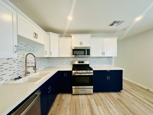 Building Photo - $500 OFF New Year Special! 2 Bedroom + 2 B...