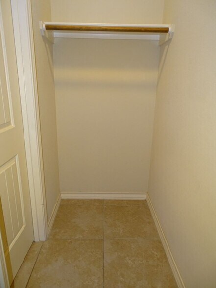 Building Photo - 7054 Lakeview Dr