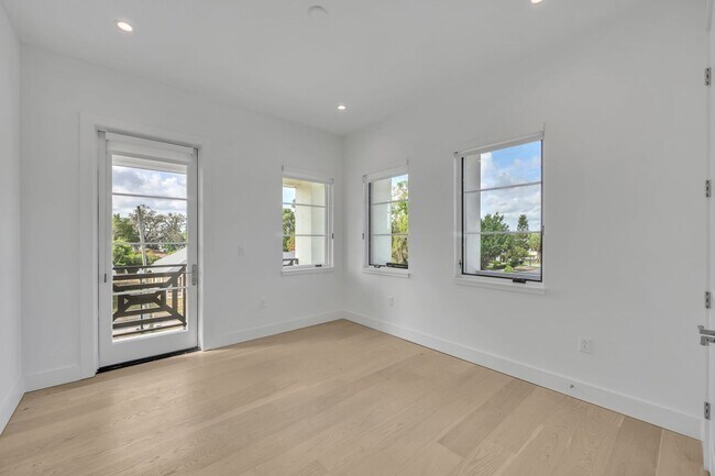 Building Photo - New Construction- walk to Park Avenue