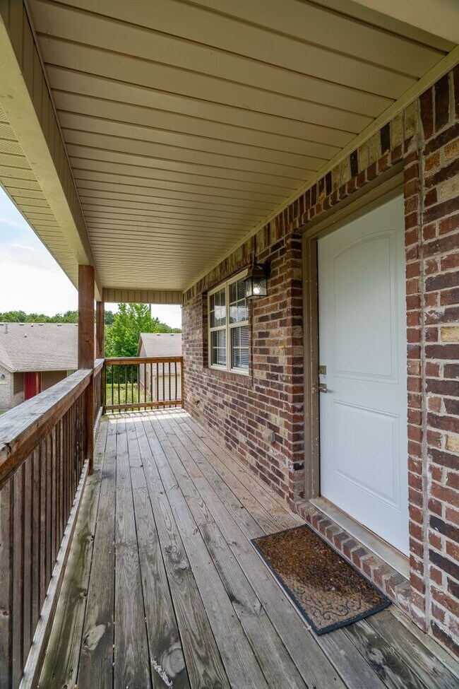 Building Photo - 4 Bedroom 2.5 Bath Townhome near UofA!  Fenced yard coming soon!!