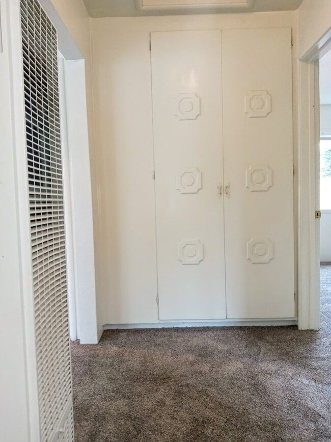 Building Photo - LAUR62-64