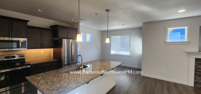 Building Photo - Stunning new build in Lowell