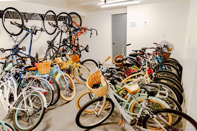 Building Photo - 25 W Broadway