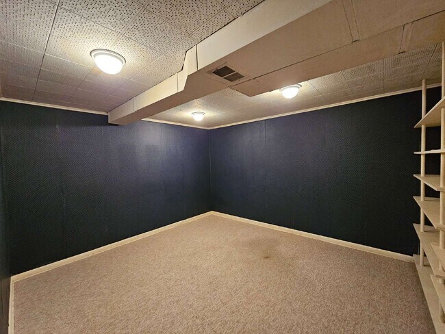 Building Photo - 250 E Graves Ave