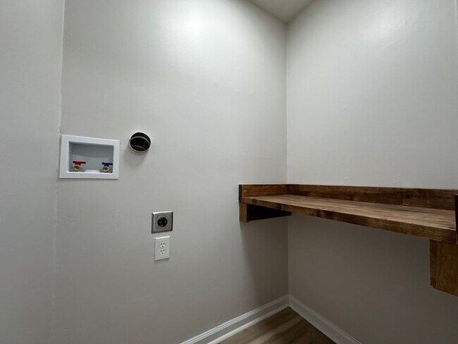 Building Photo - 4 bed 3 bath in Decatur!