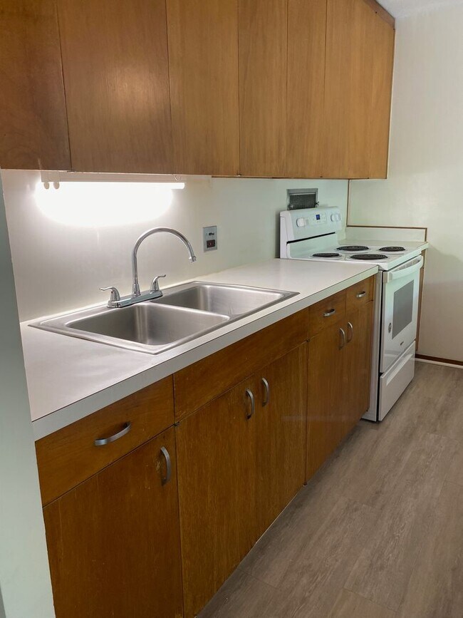 Building Photo - A one bedroom, one bath, NO parking apartm...