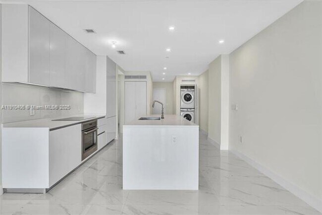 Building Photo - 700 NE 24th St