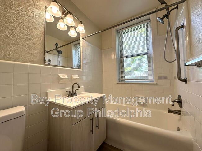 Building Photo - 2809 W Queen Ln