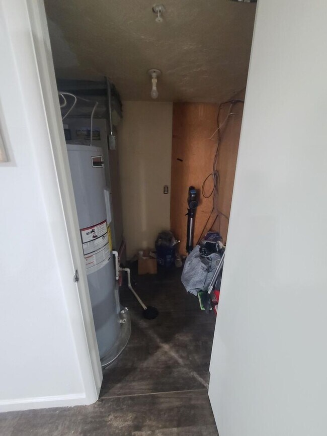 Building Photo - 17th St 6 Plex