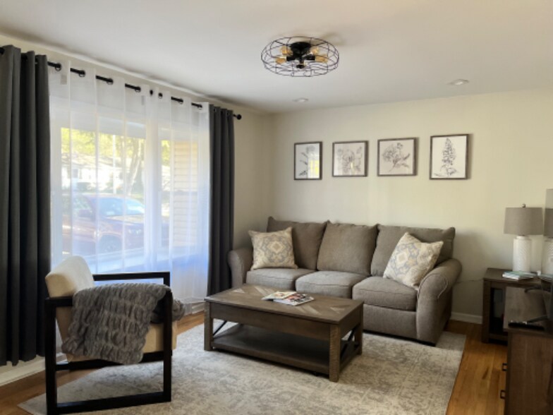 Primary Photo - 8024 Outlook Dr