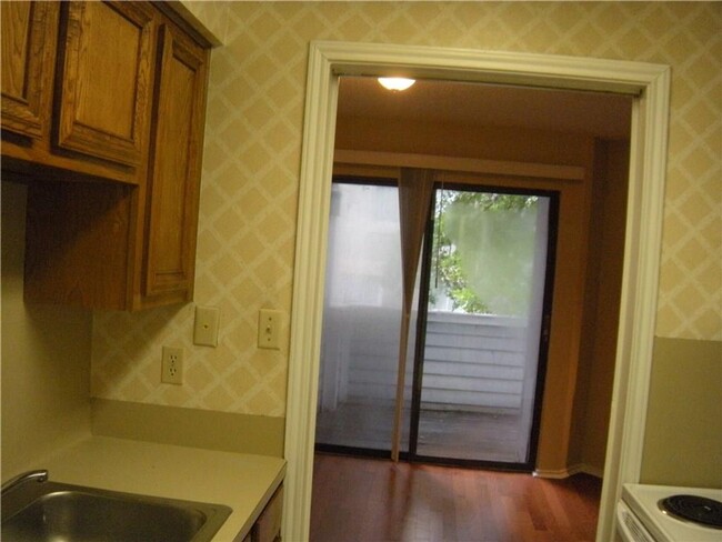 Building Photo - Gables 11 - 2 Bed - 1 1/2 Bath - 2 Car Per...