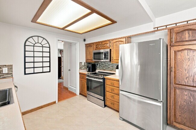 Building Photo - Beautiful 4BED/2BA Tri-Level Home in Widefield Country Club Heights