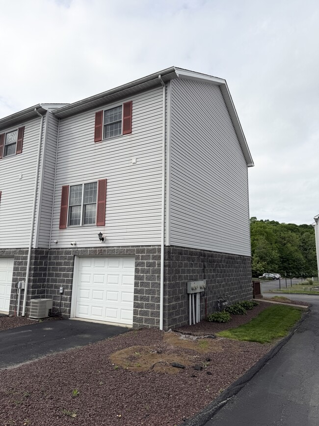 Building Photo - 1601 Thistle Dr