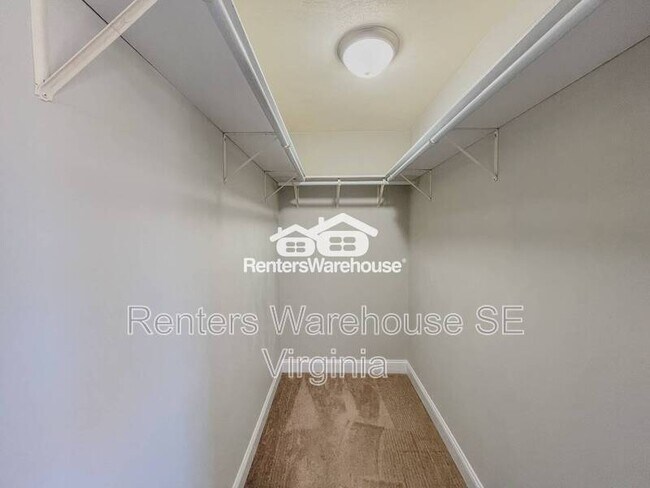 Building Photo - 100 Burnetts Ct