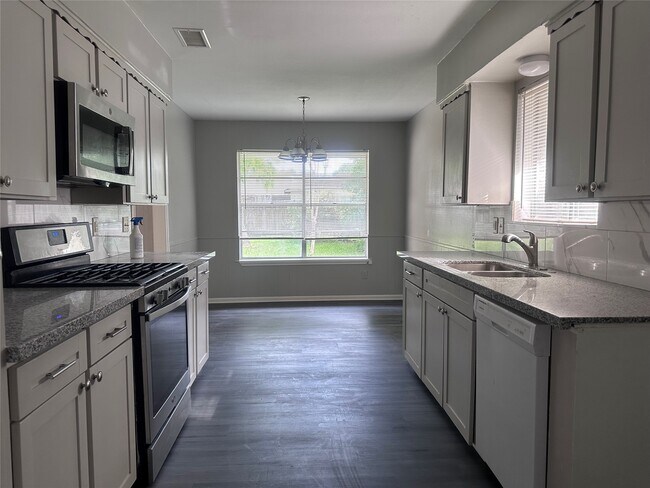 Primary Photo - 13611 Fernhill Dr